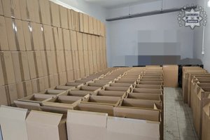 Na zdjęciu widoczne tekturowe kartony z paczkami papierosów w środku.