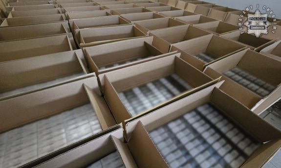 Na zdjęciu widoczne tekturowe kartony z paczkami papierosów w środku.