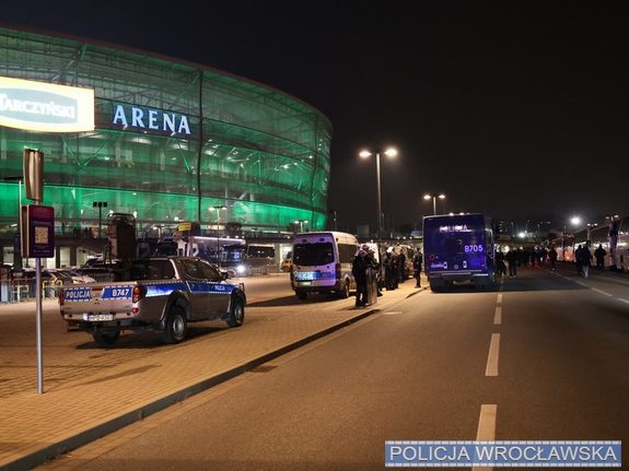 Policyjne radiowozy przed stadionem.