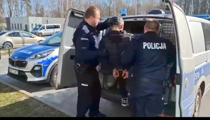 policjanci z zatrzymanym.