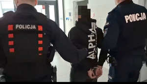 policjanci z zatrzymanym.