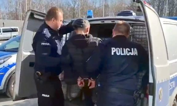 policjanci z zatrzymanym.