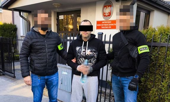 zatrzymany z policjantami.