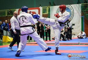 Zawodnicy podczas walki w zawodach Taekwon-do.