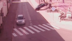 Stopklatka z monitoringu, na której widać uderzenie osobowego auta w drzewo.