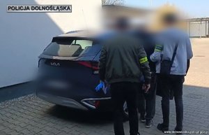 Funkcjonariusze prowadzą zatrzymanego.