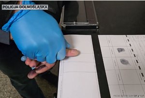 Pobieranie odcisków palców.