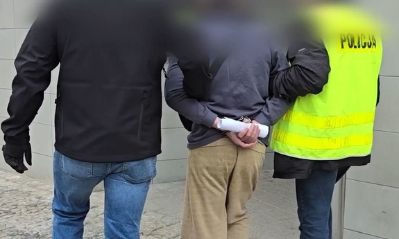 Funkcjonariusze prowadzą zatrzymanego.