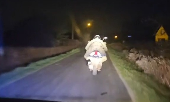 Mężczyzna uciekający motocyklem przed policjantami.