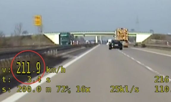 Stopklatka z nagrania wideorejestratora przedstawia samochód przekraczający prędkość.