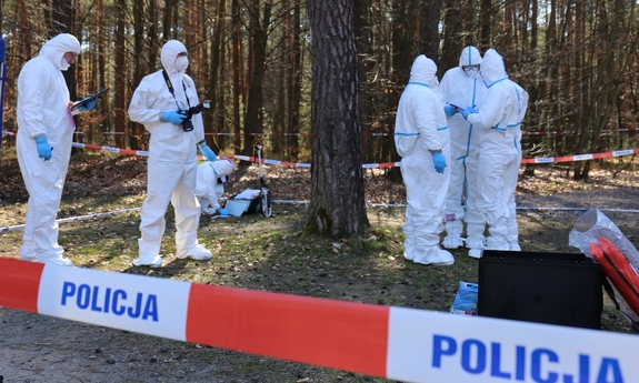 Policyjne oględziny zespołu DVI na miejscu zdarzenia.