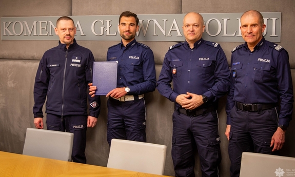 Komendant Główny Policji nadinsp. Marek Boroń i I Zastępca Komendanta Głównego Policji nadinsp. Roman Kuster spotkali się z mł. asp. Kamile Styrną – policjantem Wydziału Ruchu Drogowego Komendy Miejskiej Policji w Krakowie i podinspektorem Pawłem Jastrzębiem Komendantem Miejskim Policji w Krakowie.