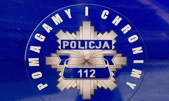 Logo Pomagamy i chronimy na drzwiach radiowozu policyjnego.