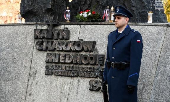 Policjant stoi przed Grobem Policjanta Polskiego na terenie Komendy Wojewódzkiej Policji w Katowicach.