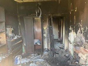 Wnętrze spalonego mieszkania.