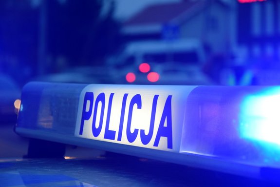 Sygnalizator z napisem Policja na dachu radiowozu policyjnego.