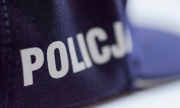 napis policja na rękawie.