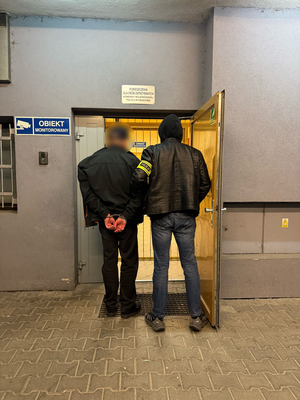 policjant z zatrzymanym.