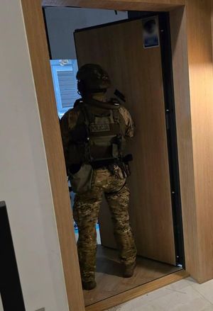 Kontrterrorysta stoi w drzwiach - widok z tyłu.