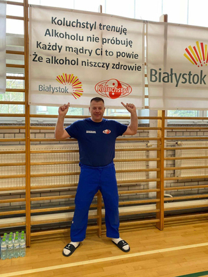 Jeden z zawodników pozuje do zdjęcia.