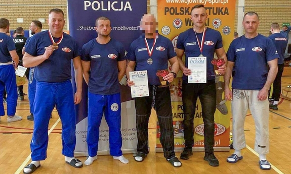 Grupa zawodników pozuje do zdjęcia.