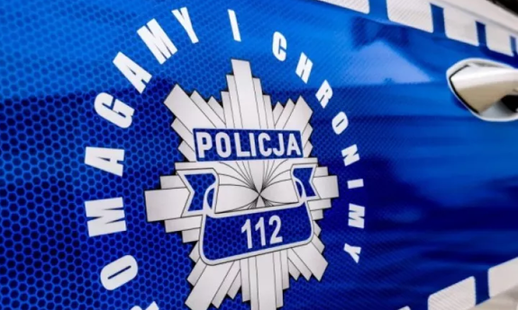Logotyp Pomagamy i chronimy na drzwiach radiowozu policyjnego.