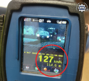 Zdjęcie urządzenia do pomiaru prędkości, na którym widać jadące auto, a poniżej prędkość 127 km/h z jaką jedzie auto.