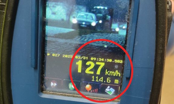 Zdjęcie urządzenia do pomiaru prędkości, na którym widać jadące auto, a poniżej prędkość 127 km/h z jaką jedzie auto.