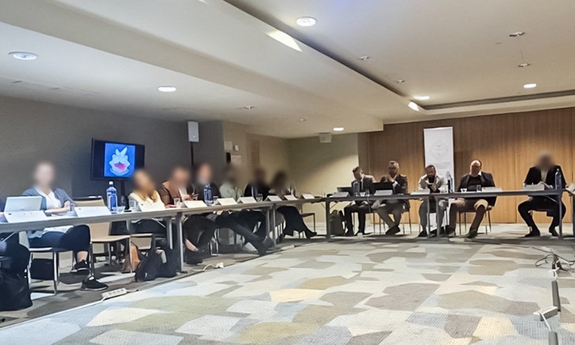 Uczestnicy konferencji siedzą przy stole.