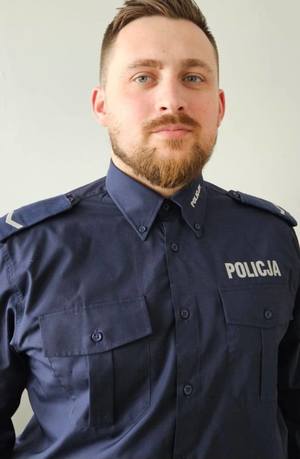 Na zdjęciu umundurowany policjant.