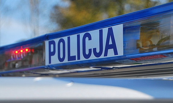 Napis policja na sygnalizatorze świetlnym radiowozu.