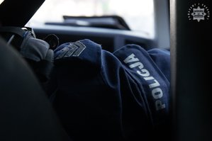 Zbliżenie na pagon i mundur policyjny.
