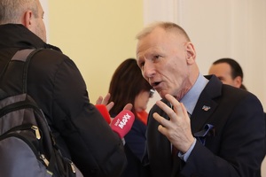 Na zdjęciu autor programu „PaT” Grzegorz Jach w trakcie udzielania wywiadu.