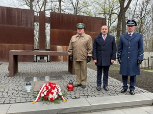 Oficer łącznikowy Policji w Ukrainie mł. insp. Paweł Majcher, oficer łącznikowy Straży Granicznej major Krzysztof Łychowid, a także Dyrektor Instytutu Polskiego w Kijowie Pan Jarosław Godun na Cmentarzu Ofiar Totalitaryzmu w Charkowie-Piatichatkach.