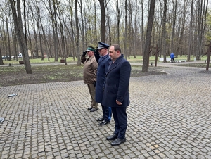 Oficer łącznikowy Policji w Ukrainie mł. insp. Paweł Majcher, oficer łącznikowy Straży Granicznej major Krzysztof Łychowid, a także Dyrektor Instytutu Polskiego w Kijowie Pan Jarosław Godun na Cmentarzu Ofiar Totalitaryzmu w Charkowie-Piatichatkach.