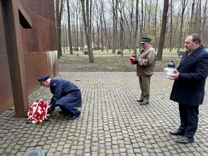 Oficer łącznikowy Policji w Ukrainie mł. insp. Paweł Majcher, oficer łącznikowy Straży Granicznej major Krzysztof Łychowid, a także Dyrektor Instytutu Polskiego w Kijowie Pan Jarosław Godun na Cmentarzu Ofiar Totalitaryzmu w Charkowie-Piatichatkach.