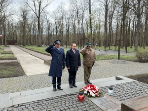 Oficer łącznikowy Policji w Ukrainie mł. insp. Paweł Majcher, oficer łącznikowy Straży Granicznej major Krzysztof Łychowid, a także Dyrektor Instytutu Polskiego w Kijowie Pan Jarosław Godun na Cmentarzu Ofiar Totalitaryzmu w Charkowie-Piatichatkach.