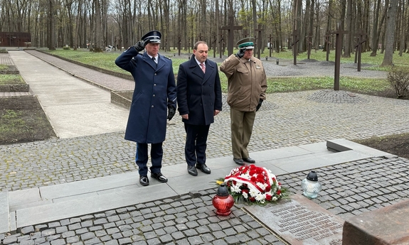 Oficer łącznikowy Policji w Ukrainie mł. insp. Paweł Majcher, oficer łącznikowy Straży Granicznej major Krzysztof Łychowid, a także Dyrektor Instytutu Polskiego w Kijowie Pan Jarosław Godun na Cmentarzu Ofiar Totalitaryzmu w Charkowie-Piatichatkach.