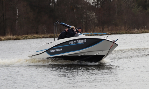 Policjanci na nowej łodzi.
