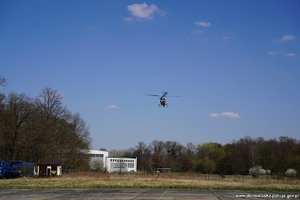 Przylot nowego helikoptera Bell na lądowisko Komendy Wojewódzkiej Policji we Wrocławiu.