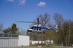 Przylot nowego helikoptera Bell na lądowisko Komendy Wojewódzkiej Policji we Wrocławiu.