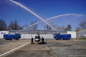 Nowy helikopter Bell na lądowisku Komendy Wojewódzkiej Policji we Wrocławiu.