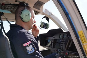 Pilot w śmigłowcu.