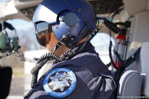 Pilot w śmigłowcu.