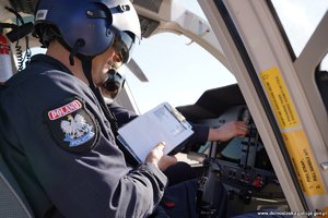 Pilot w nowym śmigłowcu.