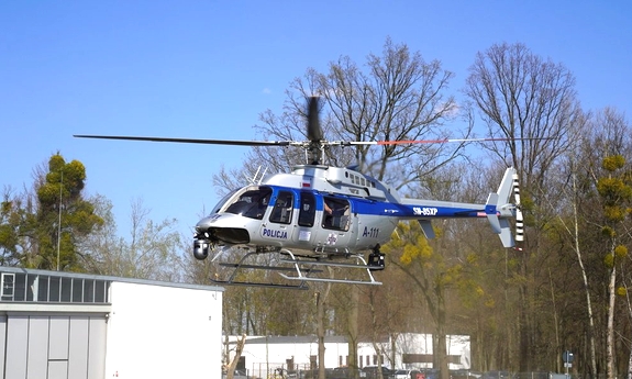 Przylot nowego helikoptera Bell na lądowisko Komendy Wojewódzkiej Policji we Wrocławiu.