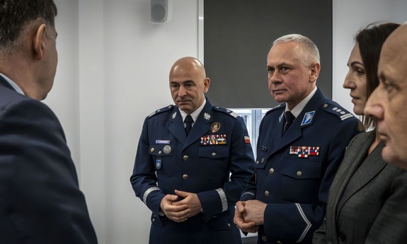 Zastępca Komendanta Głównego Policji nadinsp. dr Rafał Kochańczyk, Komendant Wojewódzki Policji w Gdańsku insp. Bogusław Ziemba, Wojewoda Pomorska Beata Rutkiewicz podczas uroczystości symbolicznego otwarcia budynku Komendy Miejskiej Policji w Gdańsku po kompleksowym remoncie.