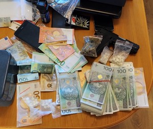 Pieniądze zabezpieczone przez policjantów.