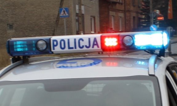 Sygnalizator z napisem Policja na dachu radiowozu policyjnego.