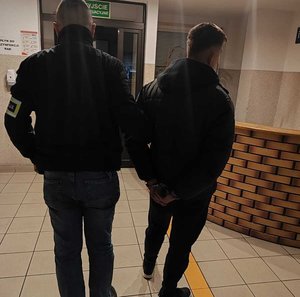 policjant z zatrzymanym.